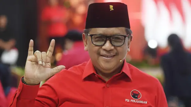 Sekjen PDIP Hasto Kristiyanto memberikan salam tiga jari saat perayaan HUT ke-52 PDI Perjuangan di Jakarta, Jumat (10/1/2025).