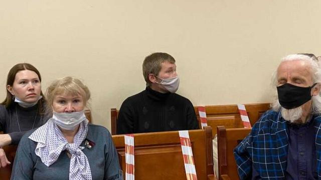 Филинов и Бояршинов участвуют в заседании по видеосвязи из СИЗО, в зале присутствуют адвокаты, а также мать и сестра Филинкова (на фото слева), отец (справа) и жена Бояршинова