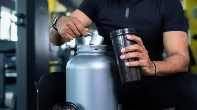 ஜிம் செல்பவர்கள் புரோட்டீன், கிரியாட்டீன் சப்ளிமென்டுகளை எவ்வாறு எடுத்துக்கொள்வது நல்லது?