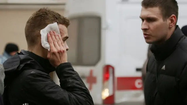 Пострадвшие от взрыва в метро стоят около станции "Сенная площадь"