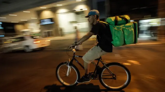 Entregador andandoae aposta esportiva apkbicicleta na região da av. Paulista