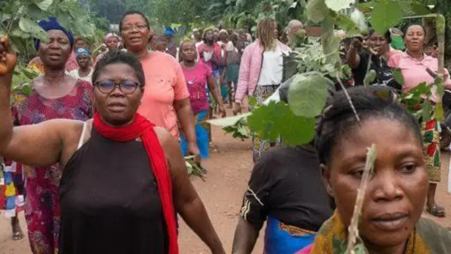 Ụmụada obodo Affa ji akwụkwọ ahịhịa ndụ na-eme ngagharịiwe na gburu gburu obodo ha.