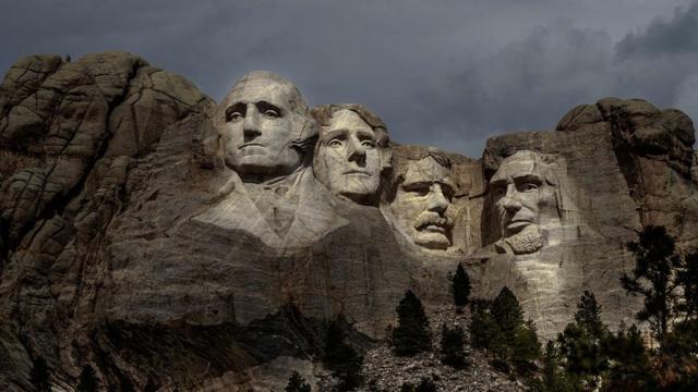 Гора Рашмор в штате Южная Дакота с высеченными в ней в камне лицами американских президентов. Слева направо: Джордж Вашингтон, Томас Джефферсон, Теодор Рузвельт, Абрахам Линкольн