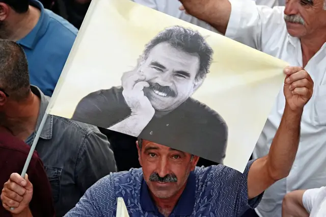 Diyarbakır'da Öcalan bayrağı tutan bir protestocu