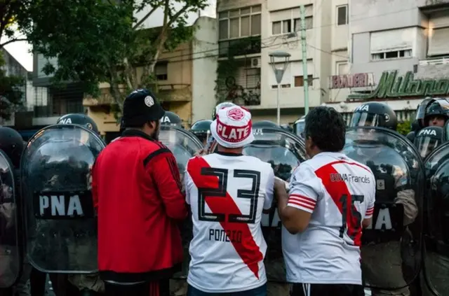 hinchas con seguridad.
