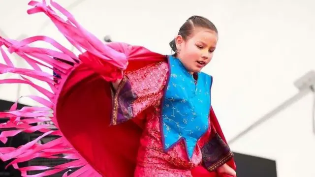 فتاة من السكان الأصليين لكندا ترقص خلال مهرجان لإحياء الثقافات والتاريخ الأصلي