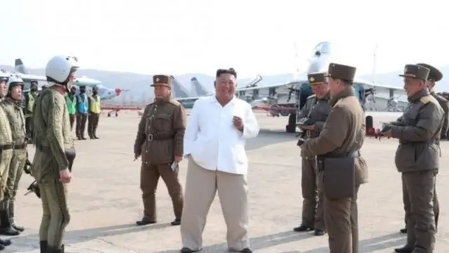 Mara ya mwisho Kim Jong un alipigwa picha katika sherehe ya kukagua gwaride tarehe 12 Aprili