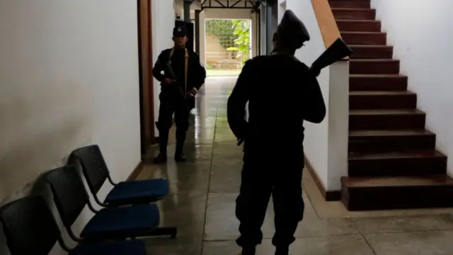 Policías en Confidencial