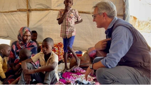 دانفور مع سودانيين