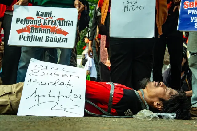 Sejumlah pengemudi ojek daring yang tergabung dalam Serikat pengemudi Online Indonesia berunjuk rasa di depan Gedung DPR, Jakarta, Rabu (20/05).