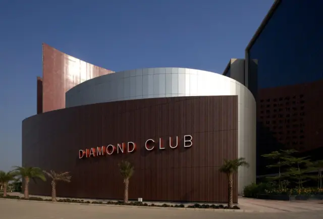 मुंबईतील जवळपास 50% हिरे व्यापारी सूरतला व्यवसाय का हलवत आहेत? 