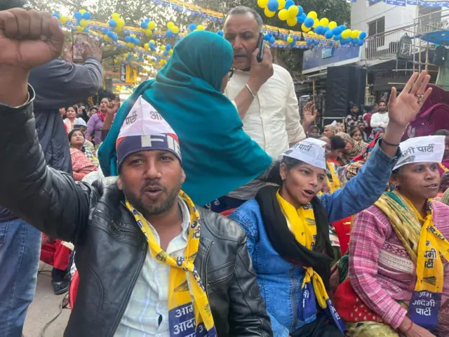 चुनाव प्रचार करते आप कार्यकर्ता