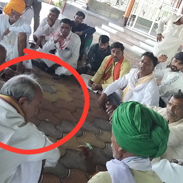 तस्वीर में दिख रहे गोल घेरे में कौशल्या के पिता.