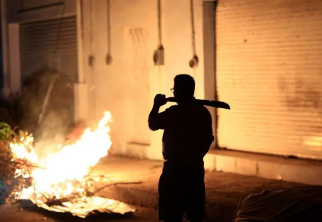 Тургундар талап-тоноочулардан колунан келишинче коргонуп жатышат