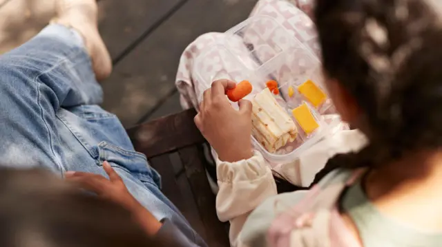 Widok z góry na dziewczynę w szkole jedzącą lunch – zdjęcie stockowe