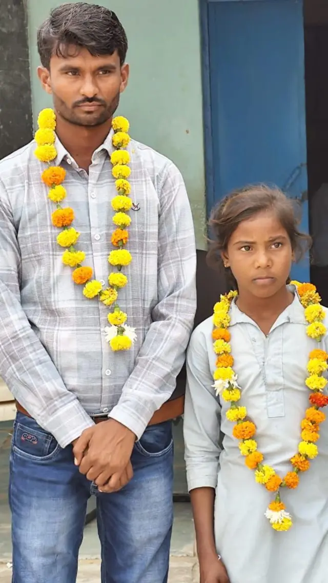 शिक्षक ईश्वरलाल के साथ सुशीला