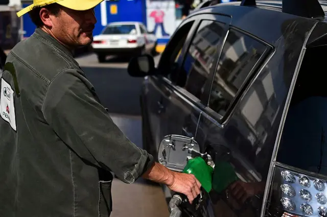 Hombre en gasolinera
