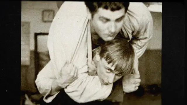 У кураш ва дзюдо билан шуғуллана бошлади, кейинчалик қора белбоғ соҳиби бўлди.