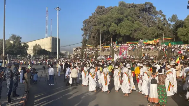 ከፍተኛ ቁጥር ያለው ሕዝብ የድል በዓሉን ለማክበር በምኒሊክ አደባባይ ተገኝቷል።