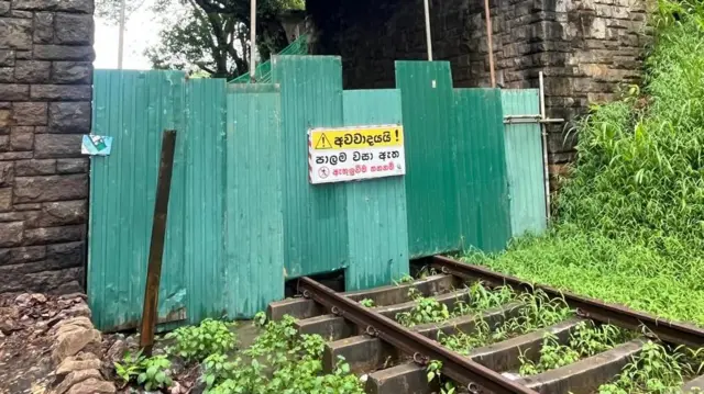 සරසවි උයන සහ පේරාදෙණිය දුම්රිය ස්ථාන අතර මහවැලි ගඟට ඉහළින් ඉදිකර ඇති පාලම හෙවත් 'යකා පාලම' වසා දමා ඇති අයුරු
