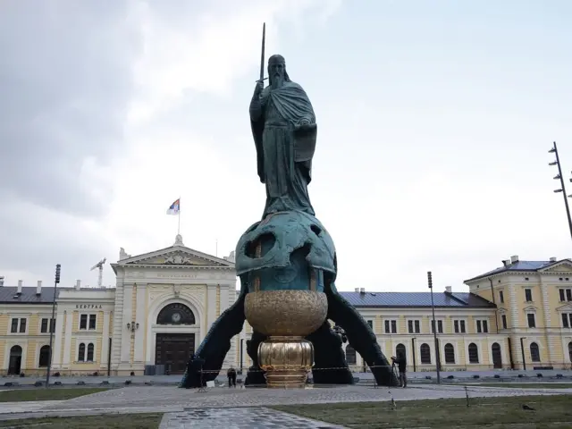 Spomenik sa nalazi ispred zgrade u kojoj je nekada bila glavna železnička stanica u Beogradu