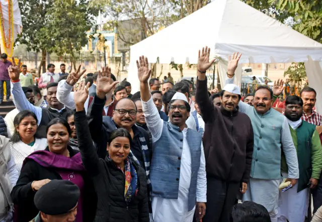 हेमंत सोरेन समर्थकों के साथ 