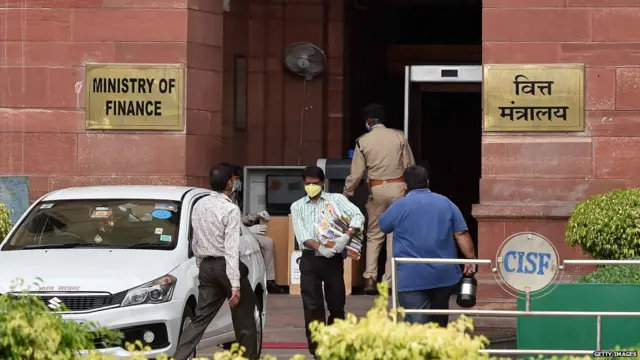 सरकार के फ़ैसले की आलोचना