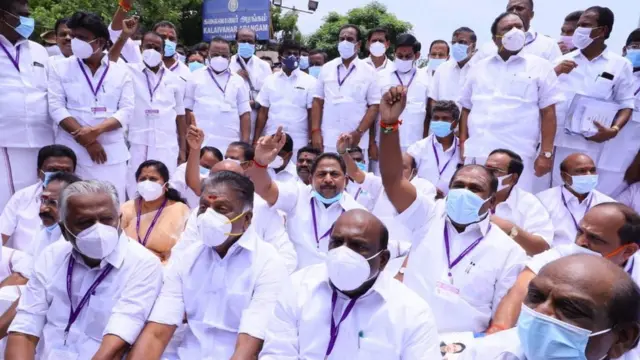 ஜெயலலிதா பல்கலைக்கழக விவகாரம்; அ.தி.மு.க. எம்.எல்.ஏக்கள் சாலை மறியல், கைது