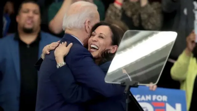Joe Biden akimkumbatia Kamala Harris