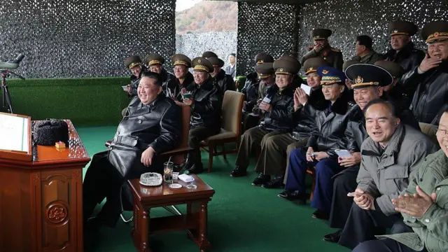 मार्च 5 को ली  गई इस तस्वीर में किम जोंग उन प्योंगयांग के एक ट्रेनिंग बेस में कोरियन आर्मी के स्नाइपर्स डे में एक शूटिंग कंपीटीशन देख रहे हैं. 