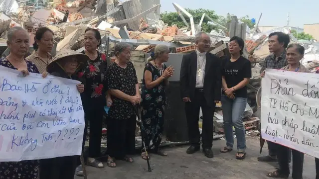 Giám mục Micae Hoàng Đức Oanh đi thăm người dân Vườn rau Lộc Hưng hôm 6/1