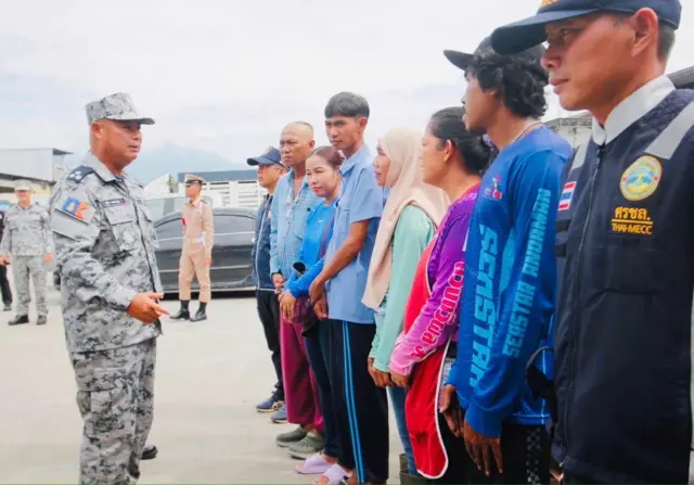 ထိုင်းရေလုပ်သား မိသားစုတွေနဲ့ တွေ့ခဲ့တဲ့ ထိုင်း ရေတပ်အရာရှိ

