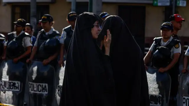 Miembros de la secta Lev Tahor se manifiestan afuera de los centros de acogida en los que fueron dejados los niños rescatados por las autoridades guatemaltecas, enero 2025. 