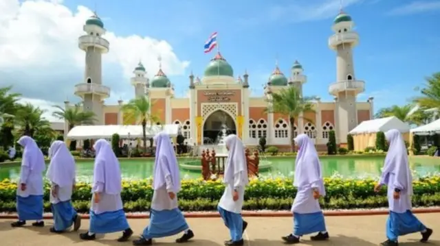 ภาพเด็กเดินหน้ามัสยิด