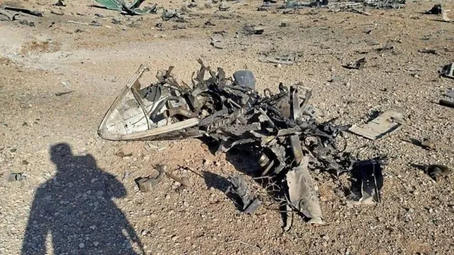 ایرانی حکومت کی جانب سے جاری تصویر ملبہ دکھایا گیا ہے جسے ایرانی امریکی فوجی ہیلی کاپٹر کا ملبہ قرار دے رہے ہیں