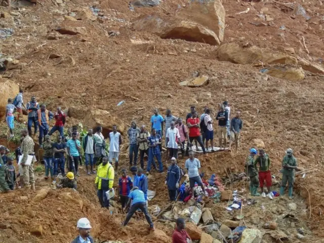 Personas afectadas por deslave en Freetown