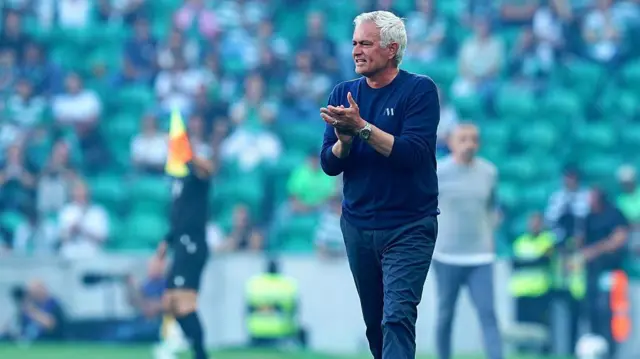 Jose Mourinho saha kenarında futbolculara taktik verirken görülüyor