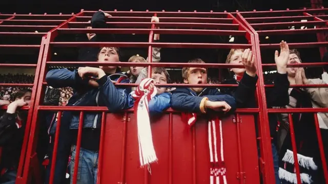 Sebelum Tragedi Hillsborough terjadi, banyak stadion di Inggris mengurung para penonton.