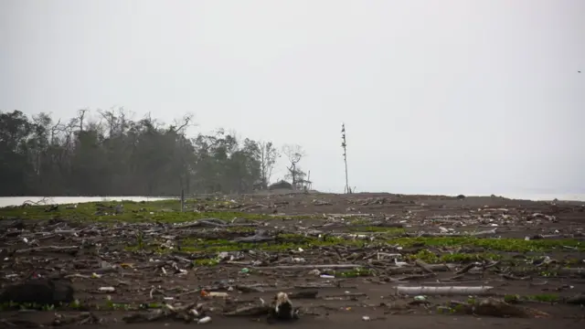 Al fondo el campamento militar de Nicaragua en la frontera con Costa Rica en el Caribe, al otro lado de la laguna Los Portillos o Harbour Head.