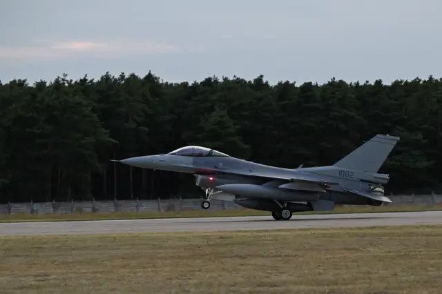 F-16 iniş yaparken