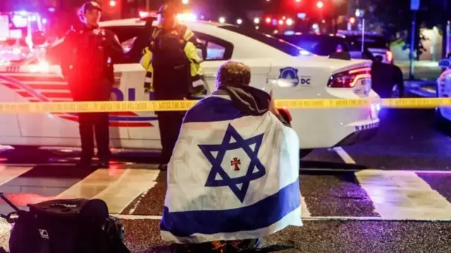 Pesin use Israeli flag cover body for di scene near di barricade