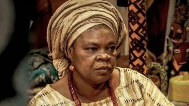 Peju Ogunmola - agba oṣere naa wọ aṣọ ofi pẹlu ilẹkẹ lọrun