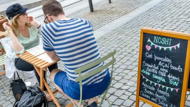 Pareja en restaurant.