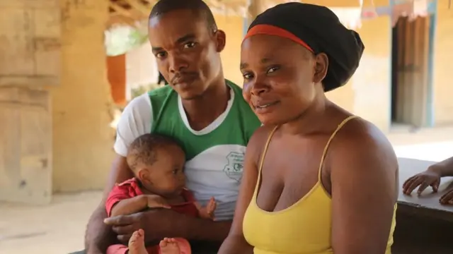 Mercy Waylee raconte que la fièvre de son fils de cinq ans, Maurice, s'est calmée après que Theresa Wulu, agent de santé communautaire, l'a soigné. "La maladie s'est arrêtée ", dit-elle