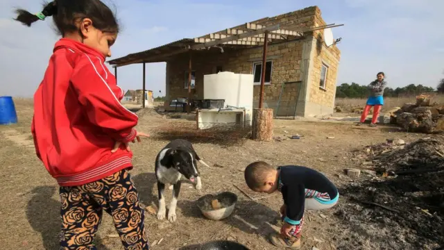 Семья репатриантов у так называмой "времянки" в Чистеньком в марте 2017 года