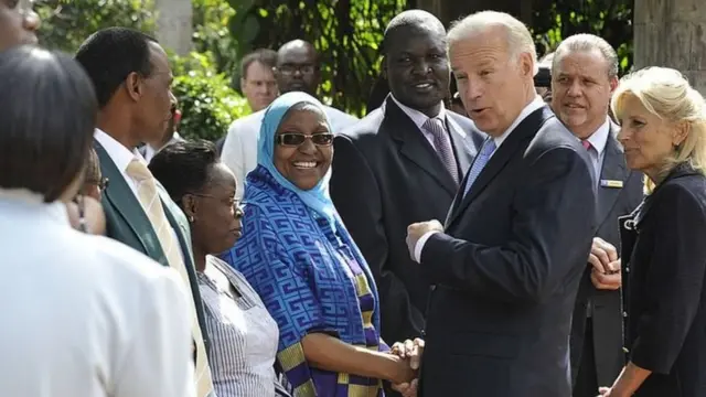 Joe Biden alizuru Kenya wakati alipokuwa makamu wa rais , hapa anakutana na wale walioathiriwa na bomu hilo la 1998 katika ubalozi wa Marekani