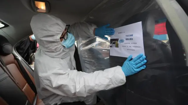 ড্রপলেট ছড়ানো বন্ধ করতে গাড়িতে প্লাস্টিক দিয়ে চালক ও যাত্রীকে আলাদা করা হচ্ছে।