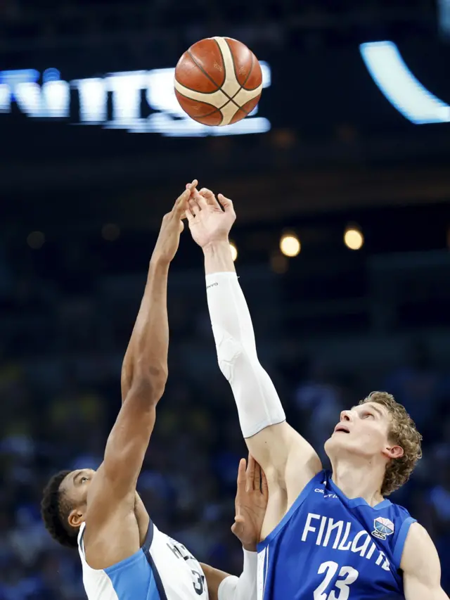 Skok za loptu dve prve zvezde Grčke i Finske - Janisa Adetokumba i Laurija Markanena