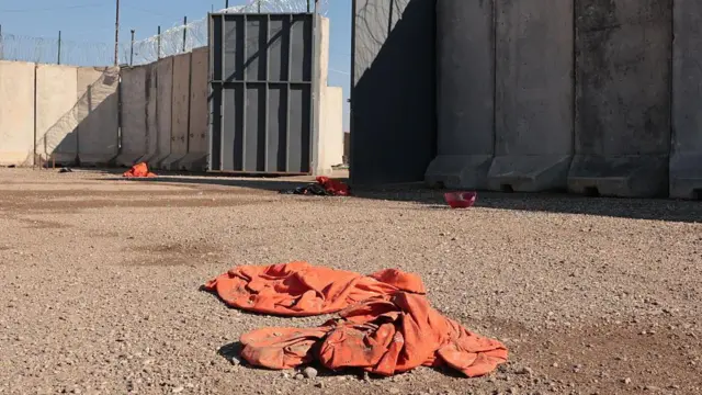 Haseke'nin güneyindeki Şaddadi hapishanesindeki IŞİD şüphelilerin geride bıraktıları turuncu renk giysiler