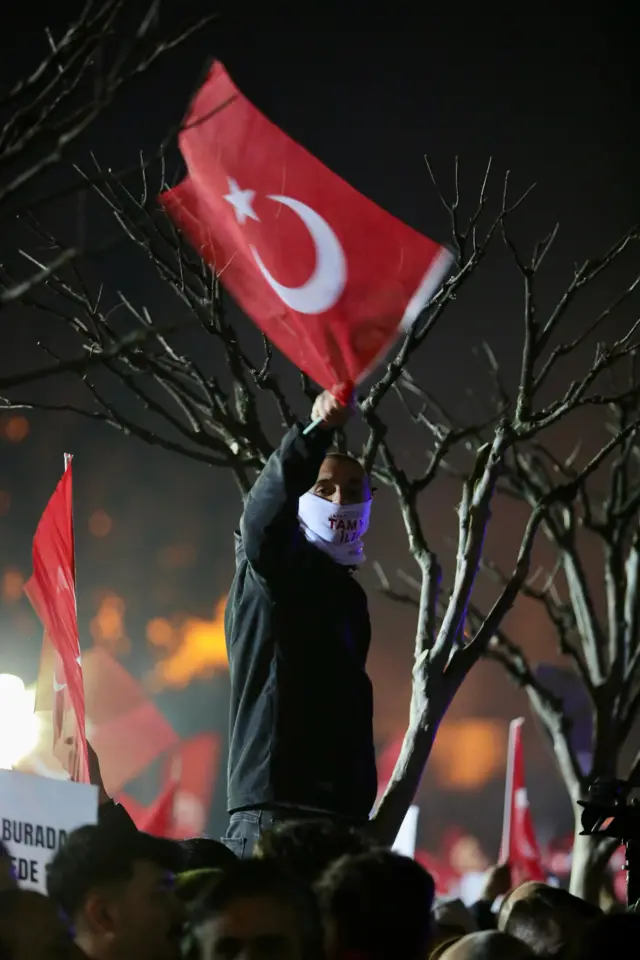 Saraçhane'deki eylemde türk bayrağı sallayan bir katılımcı. 